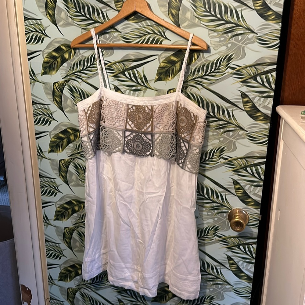 - DD48 white tank wgray greenbrowncream crochet on top Cristina V no sizetag xl